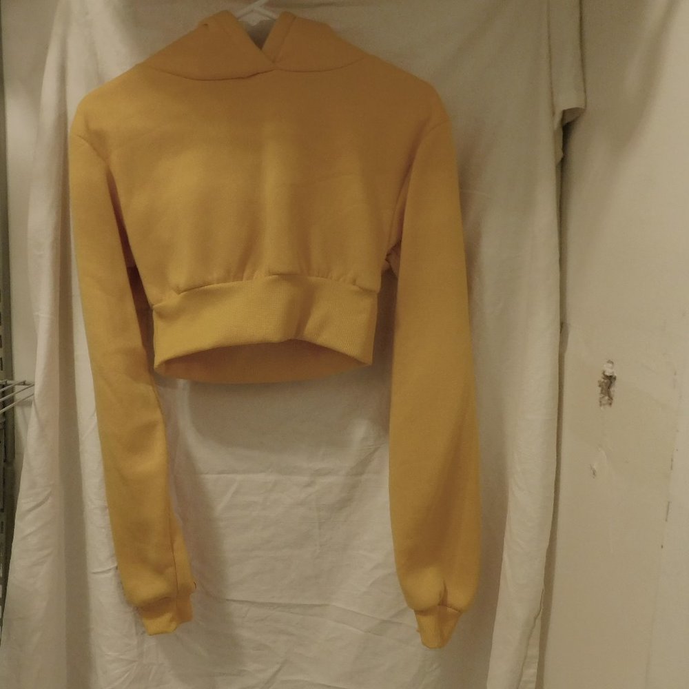 croped yellow sweatshirt